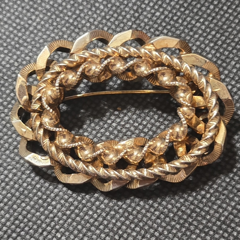 vintage gold‑tone rope‑and‑link Brooch